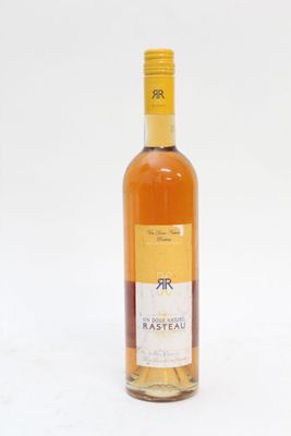 une bouteille de vin posée sur une table