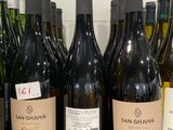 plusieurs bouteilles de vin sont alignées sur un comptoir