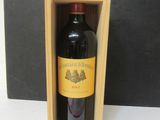 une bouteille de vin dans un coffret en bois sur une table