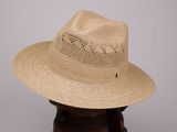 une image représentant un chapeau de paille posé sur un support en bois, sur fond blanc