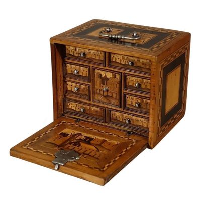 une boîte en bois munie d'une serrure