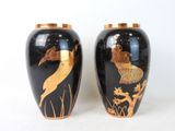 deux vases posés côte à côte sur une surface blanche