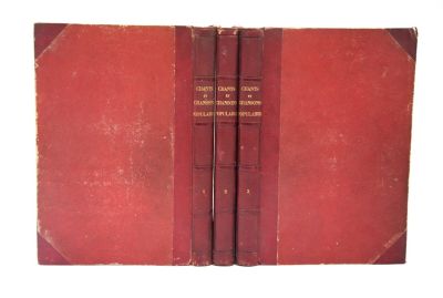 un vieux livre dont les deux couvertures rouges sont posées l'une sur l'autre