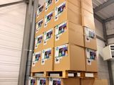 de nombreux cartons empilés les uns sur les autres dans un entrepôt