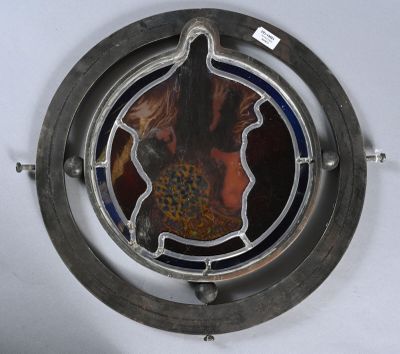 la photo d'une photo représentant une femme en robe, dans une fenêtre ronde