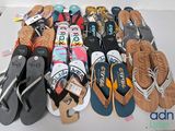de nombreuses paires de tongs posées sur une table