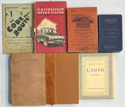 un grand nombre de livres posés sur une table