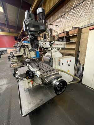 une machine qui se trouve à l'intérieur d'un bâtiment