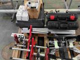 un tas d'outils posé sur une palette