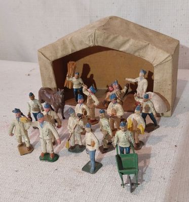 un groupe de figurines assises sur une table