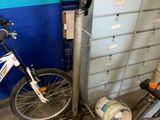 un vélo garé à côté d'un classeur