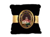 une image représentant un bracelet en or sur lequel figure le portrait d'une femme allongée sur un lit