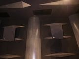 une pièce dont les murs sont recouverts d'étagères