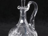 une image représentant une carafe en verre transparent sur fond noir