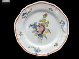 une assiette ornée d'un motif floral sur fond noir