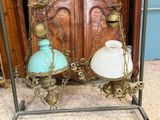 deux lampes posées sur un pied au sol