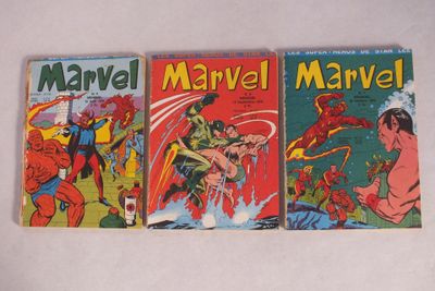 Trois bandes dessinées Marvel anciennes sont exposées sur un support blanc