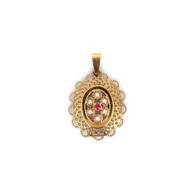 une image représentant un pendentif en or orné d'une pierre rose au centre