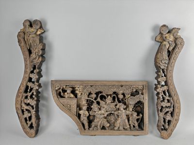 trois pièces de bois sculpté reposent sur une surface blanche