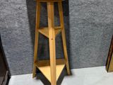 une petite table en bois surmontée d'une étagère