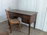 un bureau en bois avec une chaise devant
