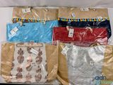 Plusieurs sacs de couleurs et de motifs différents sont emballés dans du plastique