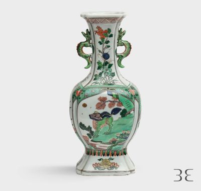 un vase sur lequel est représentée une femme dans un jardin