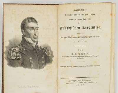 un vieux livre sur lequel figure la photo d'un homme en uniforme militaire