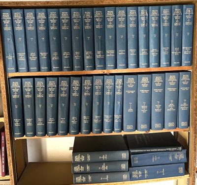 de nombreux livres qui se trouvent sur une étagère dans la pièce