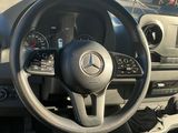 tableau de bord d'une voiture avec un volant et des commandes sur le tableau de bord