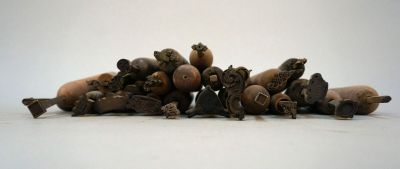 un tas de figurines en bois posées sur une surface blanche