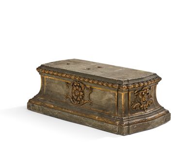 SOCLE AUX ARMES DE FRANCE en bois de chêne finement sculpté,…