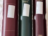 trois livres sont posés dans une boîte sur un lit, à côté d'une tasse de café