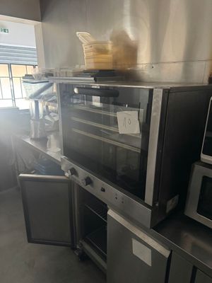 les nombreux micro-ondes et fours qui se trouvent dans la cuisine