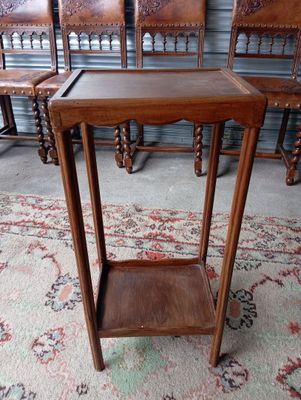 une petite table en bois surmontée d'une étagère