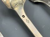 deux cuillères et une fourchette posées sur une table