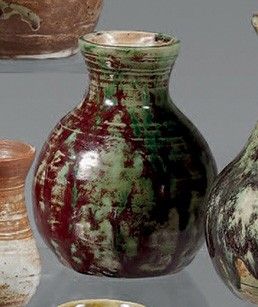 de nombreux types de vases différents posés sur une table
