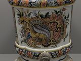 un vase orné d'un dragon posé sur une table