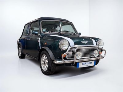 une image d'une mini-voiture classique sur fond blanc