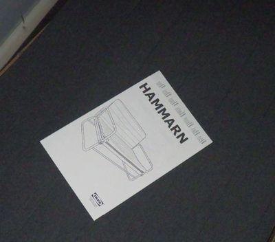 une affiche en papier posée par terre dans une pièce