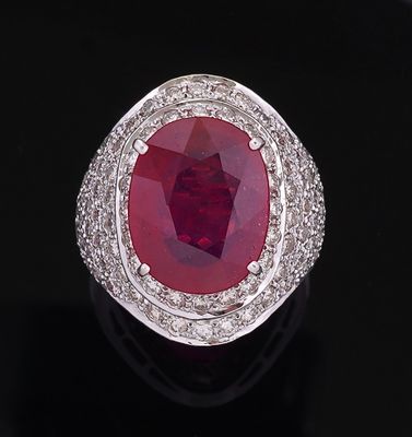 bague ovale en rubis et diamants sur fond noir