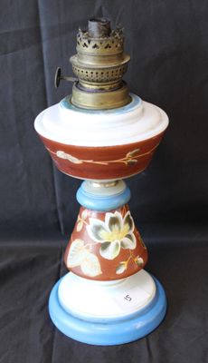 Pied de lampe en opaline, tons marron et bleu à décor de fle…
