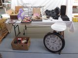 une table sur laquelle est posée une horloge, devant laquelle se trouve