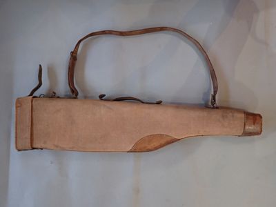 un étui en cuir marron muni d'une poignée, posé sur une surface blanche