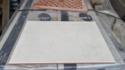 une photo d'une table sur laquelle est posée une feuille de papier
