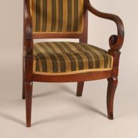 Fauteuil en noyer mouluré, à accotoirs à crosses agrémentés … (photo 4)