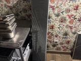 une pile de livres posée sur une table à côté d'une autre pile de livres