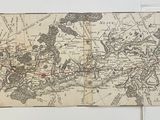 une vieille carte accrochée au mur d'une pièce