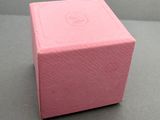 une boîte rose posée sur une table