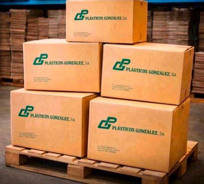 des cartons empilés sur une palette dans un entrepôt, avec des palettes en arrière-plan